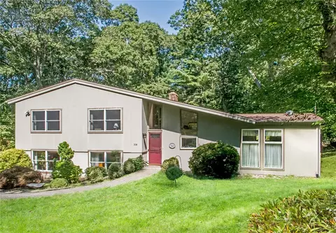 308 Oakwoods Dr, South Kingstown, RI 02879