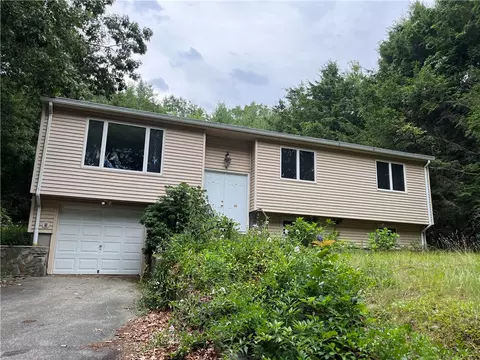 8 Winsor Ave, Johnston, RI 02919