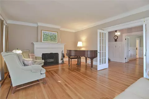 961 Mendon Rd, Woonsocket, RI 02895 photo 5