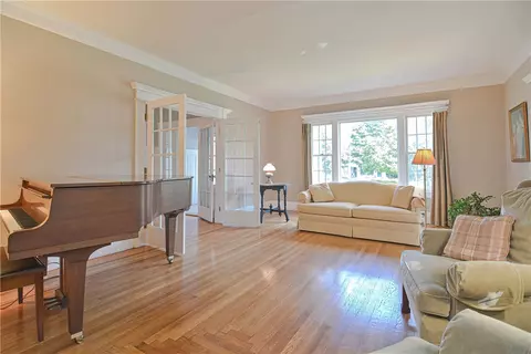961 Mendon Rd, Woonsocket, RI 02895 photo 6