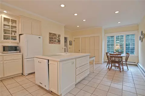 961 Mendon Rd, Woonsocket, RI 02895 photo 14