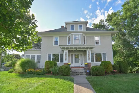 961 Mendon Rd, Woonsocket, RI 02895