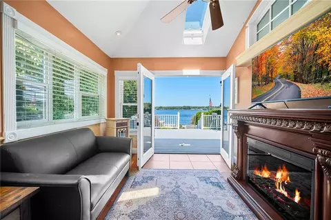 85 Mohawk St, Coventry, RI 02816