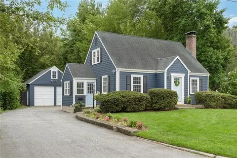 126 Anoka Ave, Barrington, RI 02806