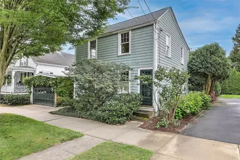 93 High St, Bristol, RI 02809