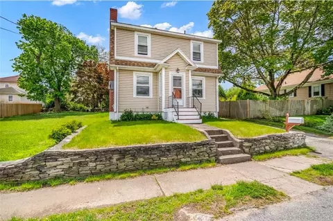 25 Mayflower St, East Providence, RI 02914