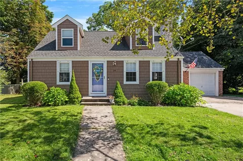 14 Pilgrim Cir, Warwick, RI 02888