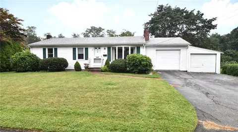 46 Longfellow Dr, East Greenwich, RI 02818
