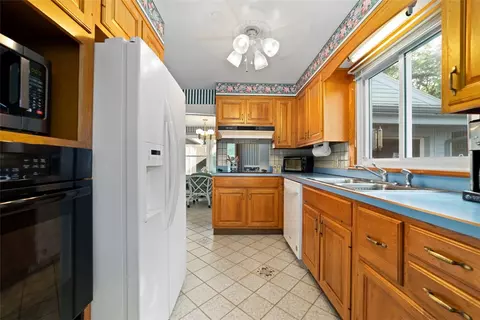11 Stuart St, Westerly, RI 02891 photo 4