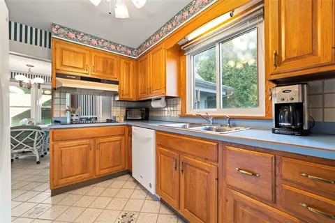 11 Stuart St, Westerly, RI 02891 photo 5