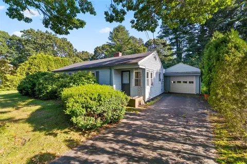 11 Stuart St, Westerly, RI 02891 photo 2