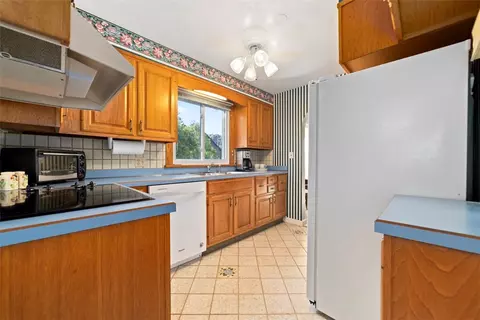 11 Stuart St, Westerly, RI 02891 photo 3
