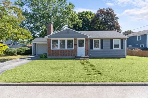 185 Pinecrest Dr, Pawtucket, RI 02861