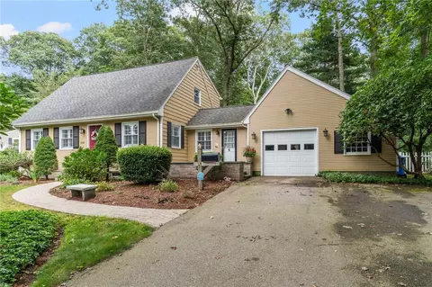239 Oakwoods Dr, South Kingstown, RI 02879