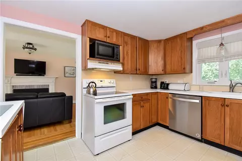 67 Knowles Dr, Warwick, RI 02888 photo 9