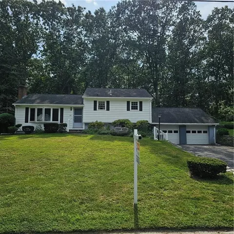 38 Oakwood Dr, East Greenwich, RI 02818