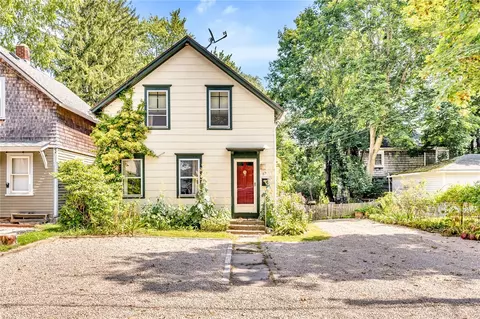 19 Cleveland St, South Kingstown, RI 02879