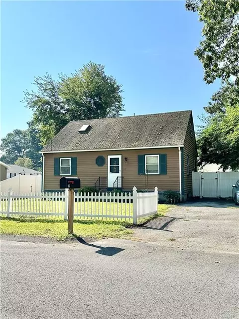 68 Pinehurst Ave, Warwick, RI 02889