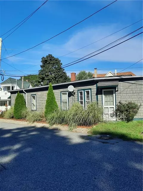 10 Narragansett Ave, East Providence, RI 02915