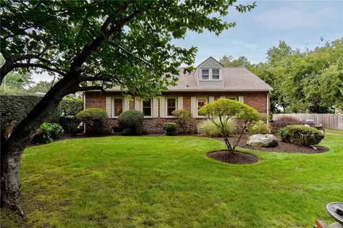 28 Thor Pl, Warwick, RI 02888 photo 3