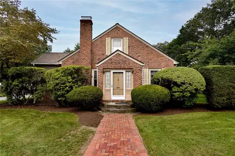 28 Thor Pl, Warwick, RI 02888
