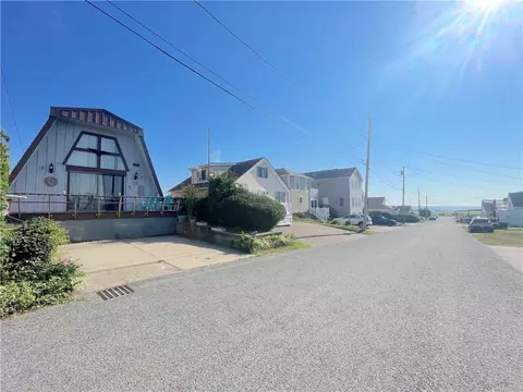 19 Greenbrier Rd, Narragansett, RI 02882