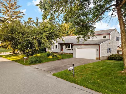 19 Canonchet Dr, Portsmouth, RI 02871
