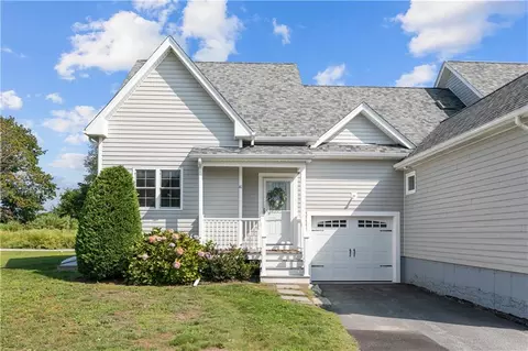 41 Seafare Ln, Portsmouth, RI 02871