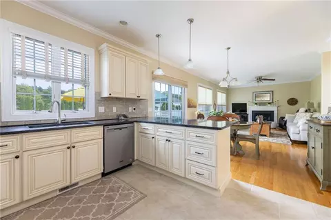 136 Beach St, Westerly, RI 02891 photo 9