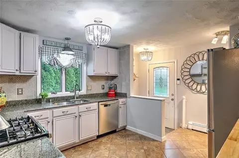 4 Central Ct, Warren, RI 02885 photo 6