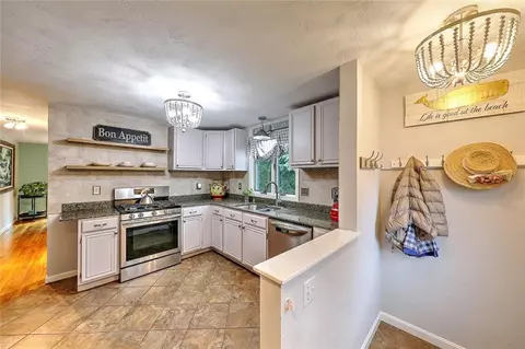 4 Central Ct, Warren, RI 02885 photo 5