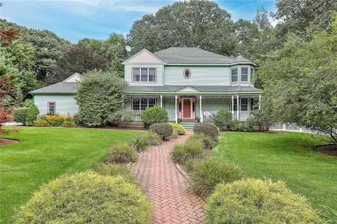 12 Wingate Rd, Lincoln, RI 02865
