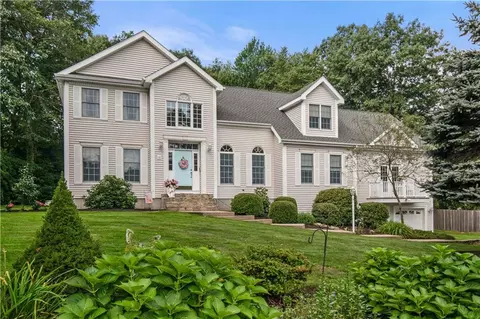 10 Sparrow Ln, Cranston, RI 02921