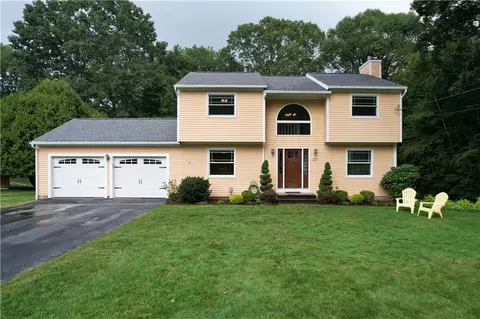 107 Mesa Dr, North Kingstown, RI 02852
