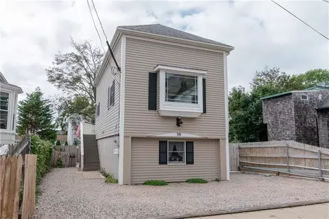 39 Simmons St, Newport, RI 02840