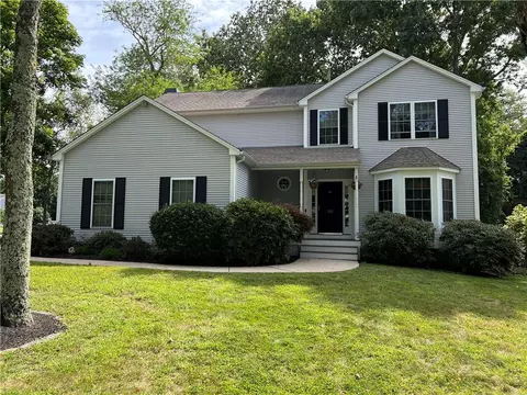 28 Crest Ave, Narragansett, RI 02882