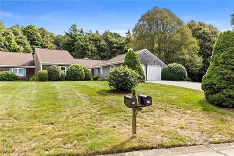 27 Cornell Dr, Portsmouth, RI 02871