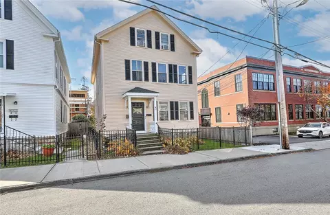 17 Cranston Ave, Newport, RI 02840