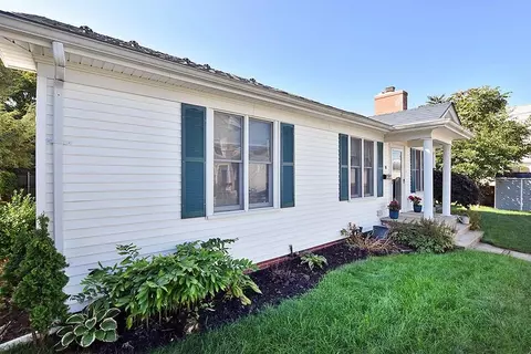 18 Maple Ave, East Providence, RI 02915 photo 3