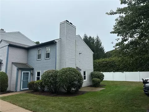 1 Willow Glen Cir #81, Warwick, RI 02889