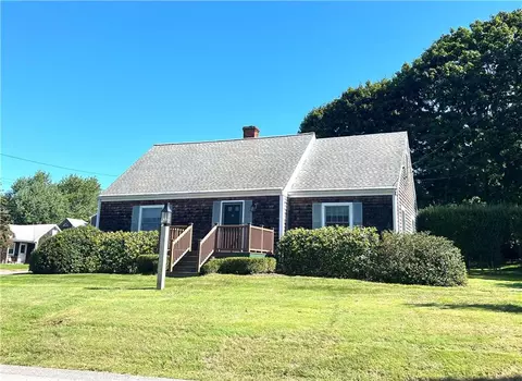 11 Winthrop Dr, Middletown, RI 02842