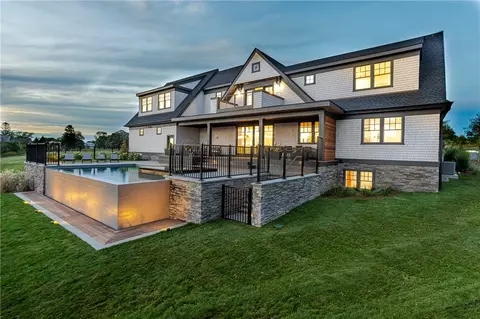 17 Sachuest Dr, Middletown, RI 02842