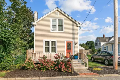 83 Gormley Ave, Portsmouth, RI 02871