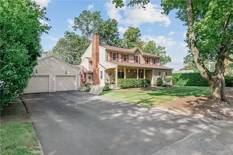 40 Colonial Rd, Bristol, RI 02809