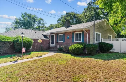 75 Brayton Ave, Warwick, RI 02886