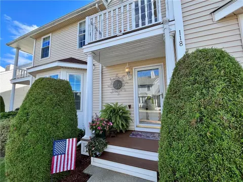 118 Boylston Dr, Cranston, RI 02921