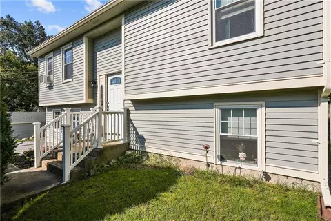 17 Aldrich St, West Warwick, RI 02893