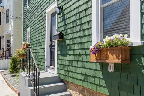 10 Cross St, Newport, RI 02840