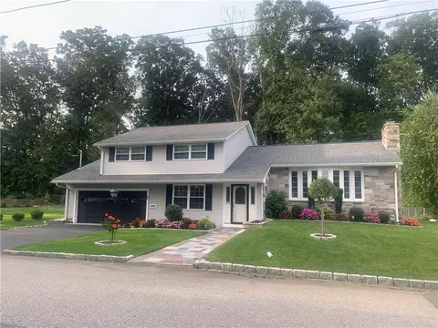 95 Superior View Blvd, North Providence, RI 02911