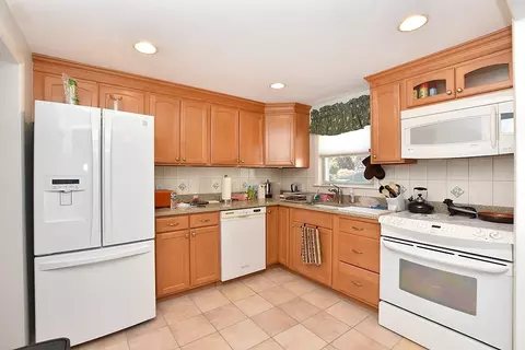 95 Claypool Dr, Warwick, RI 02886 photo 3